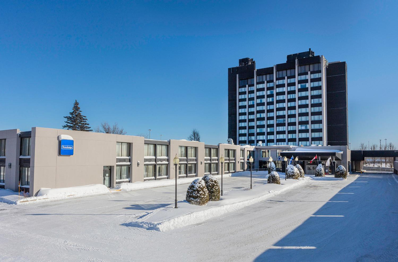 Exterior & Views 2, Travelodge by Wyndham Hotel & Convention Centre Quebec City, Communauté-Urbaine-de-Québec