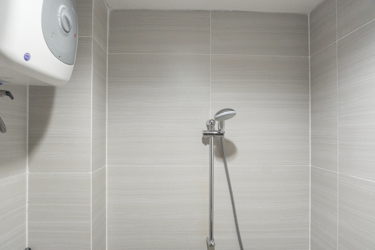 Bathroom 5, Minimalist and Cozy Studio West Vista Apartment By Travelio, Jakarta Barat
