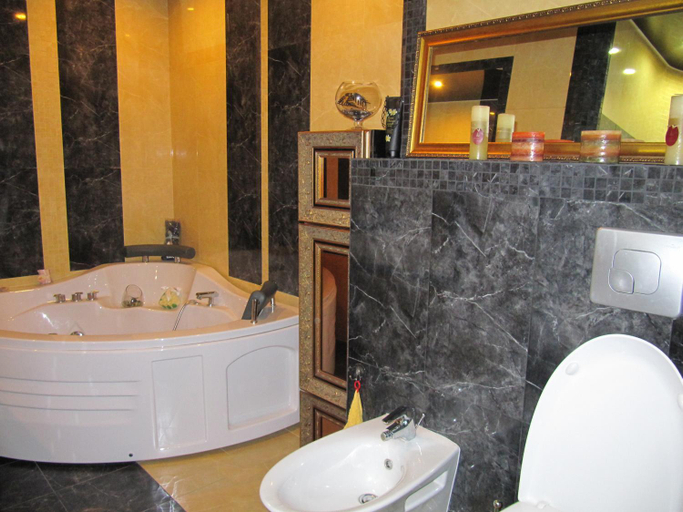 Bathroom 2, Triplex jacuzzi apartment, L'vivs'ka