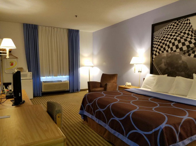 Bedroom 3, Super 8 by Wyndham Huntington, Huntington