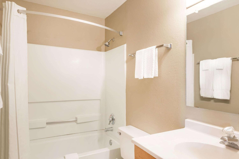 Bathroom 4, Super 8 by Wyndham Socorro, Socorro
