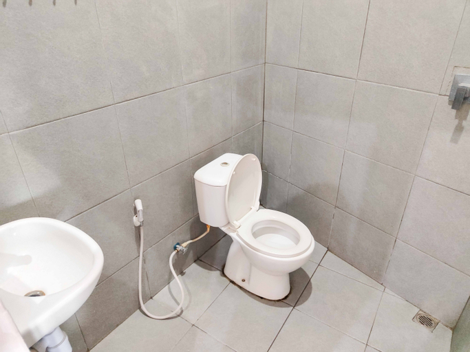 Bathroom 2, RedDoorz near Prambanan Temple, Klaten