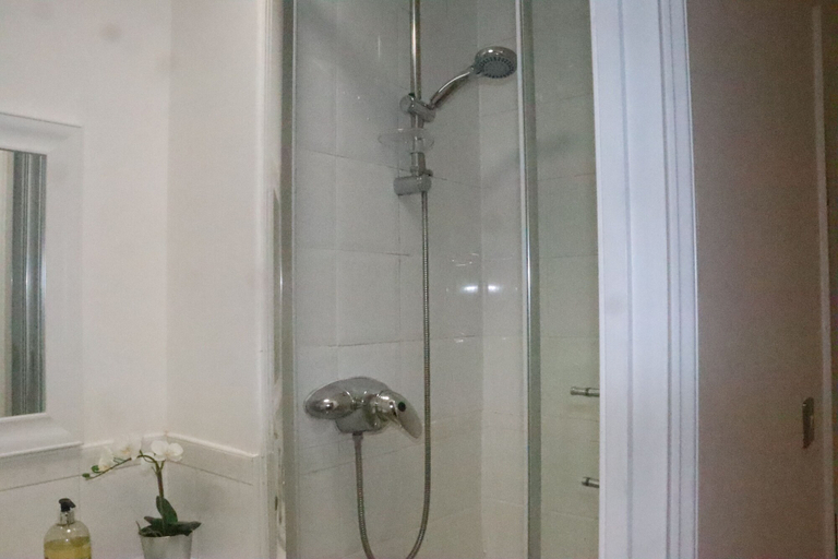 Bathroom 4, Skyline Haven Modern 2BR w/ Free Parking & 4kTV, London