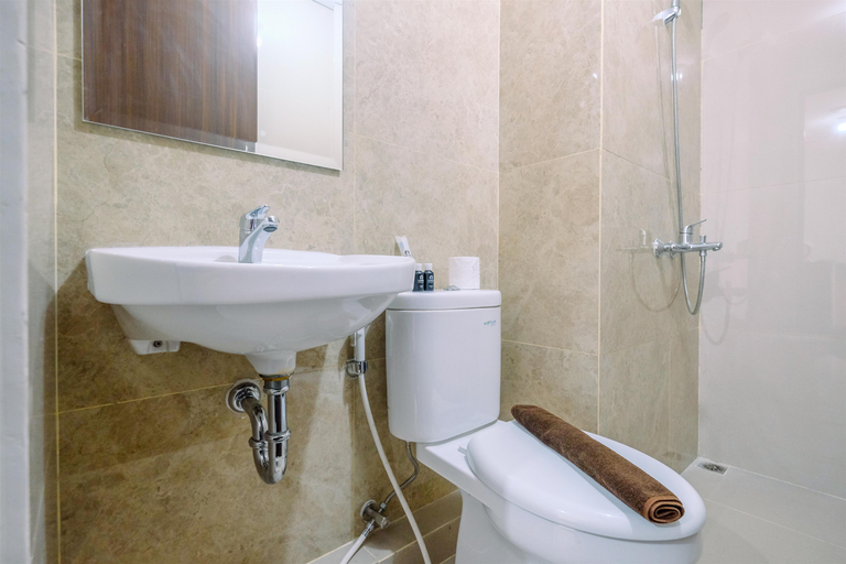 Bathroom 5, Comfortable and Nice 2BR at Transpark Cibubur Apartment By Travelio, Depok