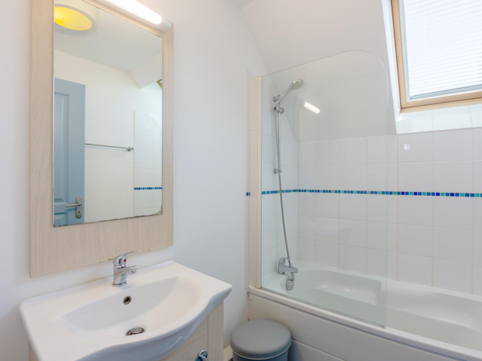 Bathroom 2, Vacanceole - Residence Les Terrasses de Pentrez-Plage, Finistère