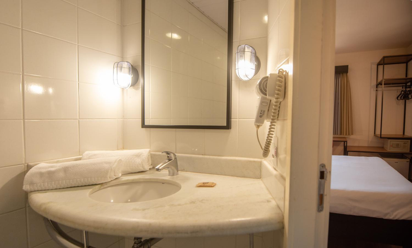 Bathroom 4, ibis Betim, Betim