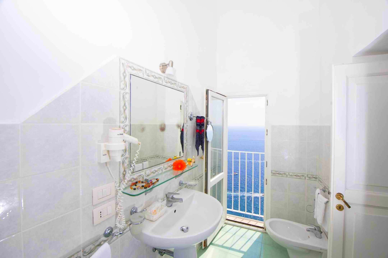 Bathroom 5, Hotel La Ninfa, Salerno