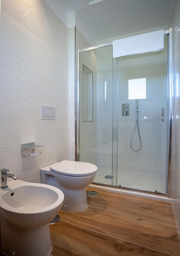 Bathroom 5, Hotel Angelina, Napoli