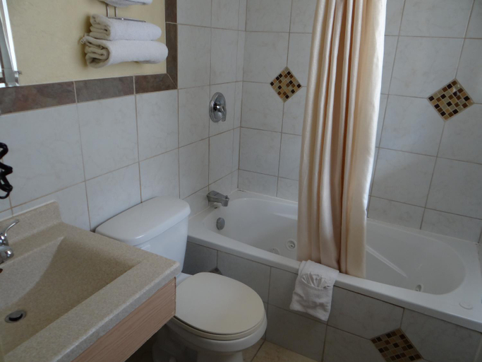 Bathroom 4, American Inn Sedalia, Pettis