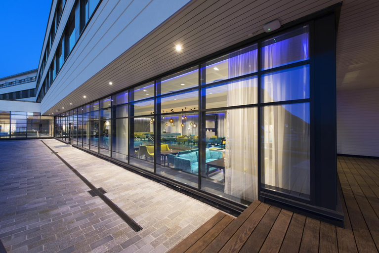 Exterior & Views