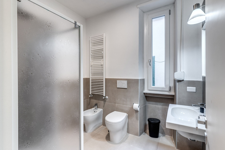 Bathroom 5, Inn 3, Rome