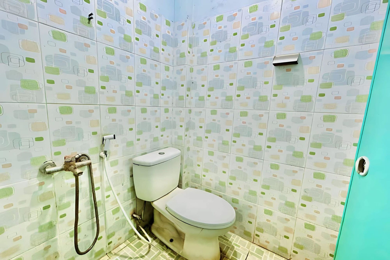 Bathroom 5, Shinta Guesthouse, Medan