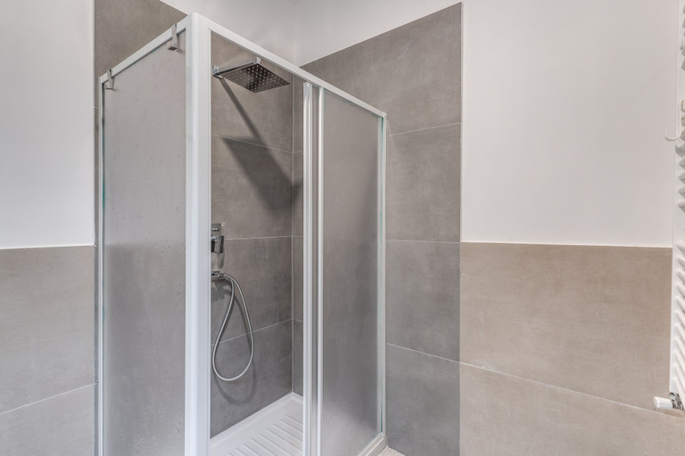Bathroom 5, Inn 3, Rome