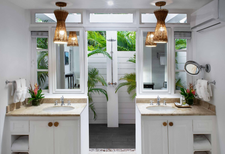 Bathroom 5, Half Moon
