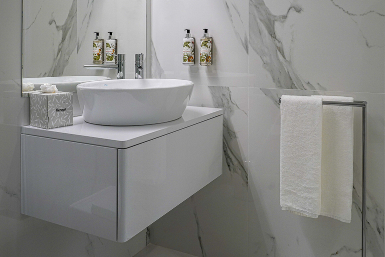 Bathroom 4, Almada 234, Porto