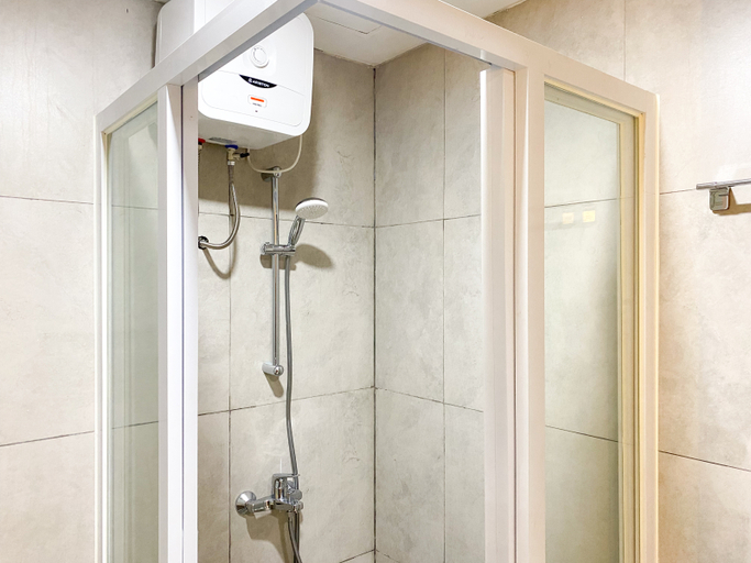 Bathroom 5, Nice and Cozy Studio at Pollux Chadstone Apartment By Travelio, Cikarang