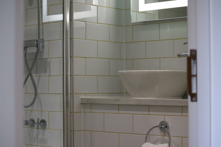 Bathroom 4, Hellidon Lakes Golf & Spa Hotel, Northamptonshire