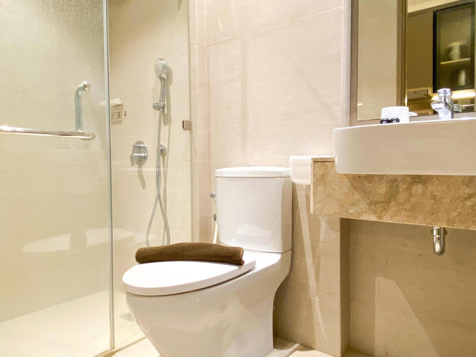 Bathroom 5, Good Deal and Comfort Studio Gold Coast Apartment By Travelio, Jakarta Utara