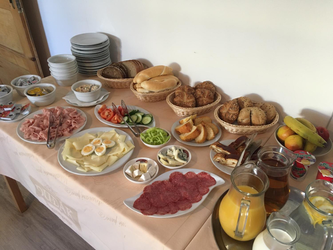 Food & Drinks