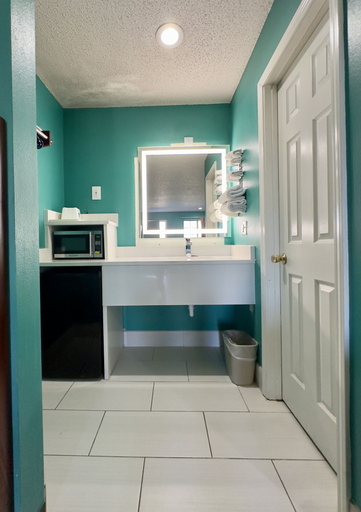 Bathroom 3, Razorback Inn, Benton