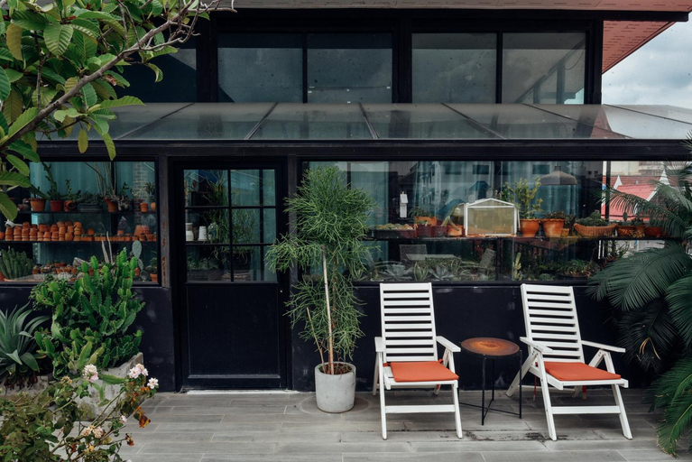 Exterior & Views