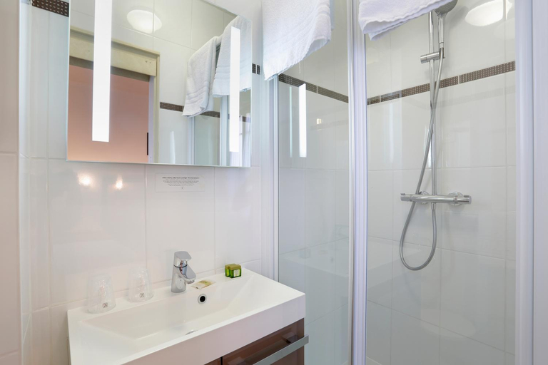 Bathroom 2, HOTEL LES MARRONNIERS, Haute-Savoie