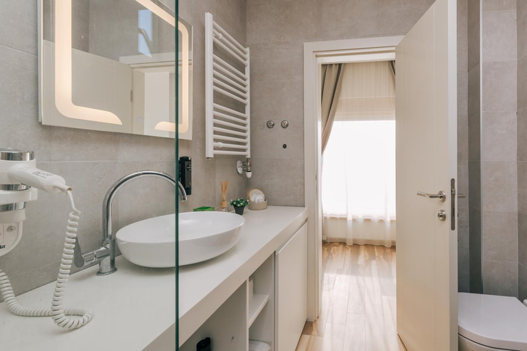 Bathroom 4, Villa Royal Apartments