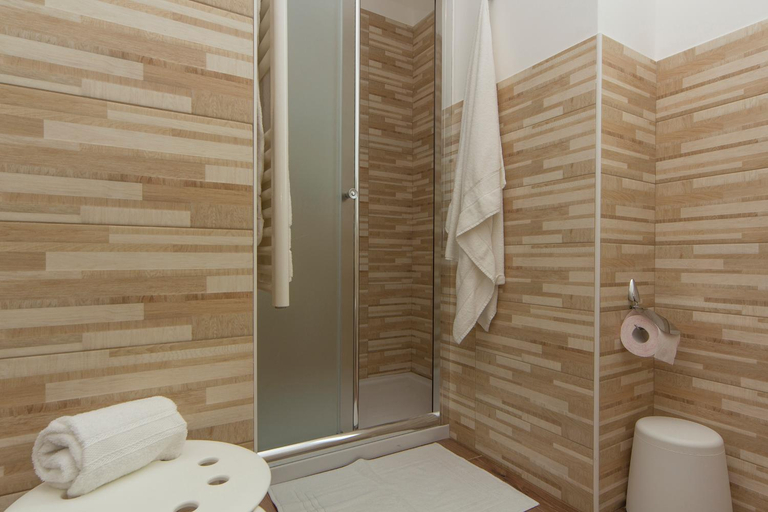 Bathroom 3, Il Sogno Apartments, Trapani