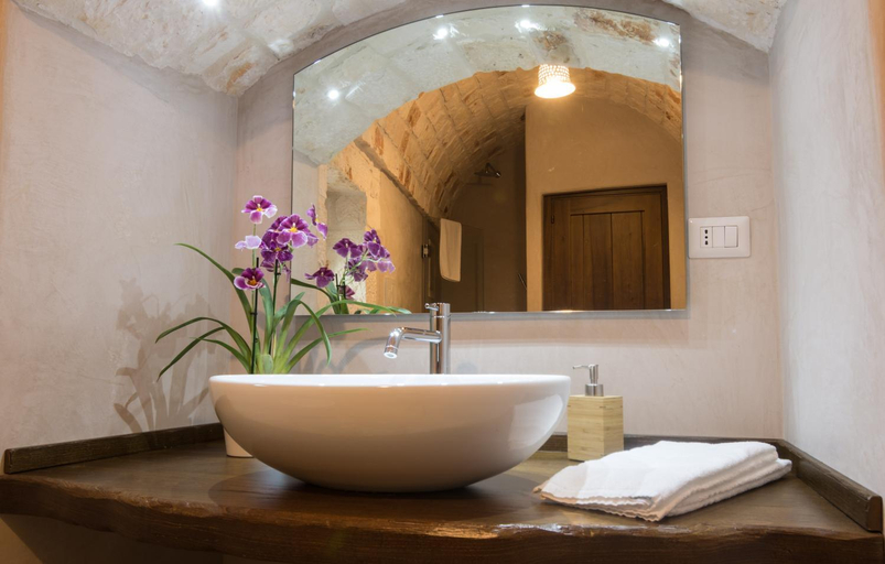 Bathroom 1, Almapetra Trulli Resort, Bari