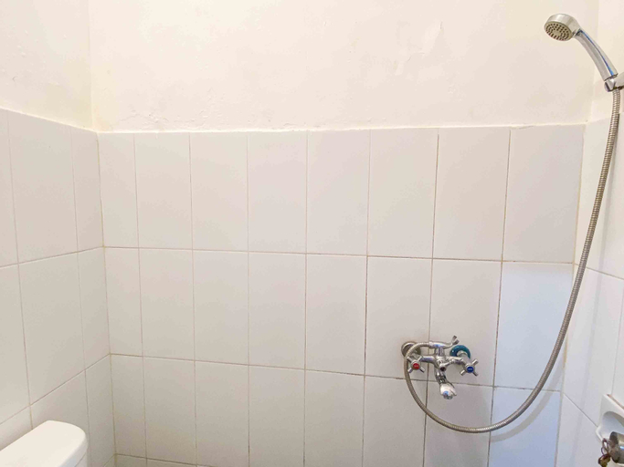 Bathroom 4, RedDoorz near Eco Green Park Batu, Malang