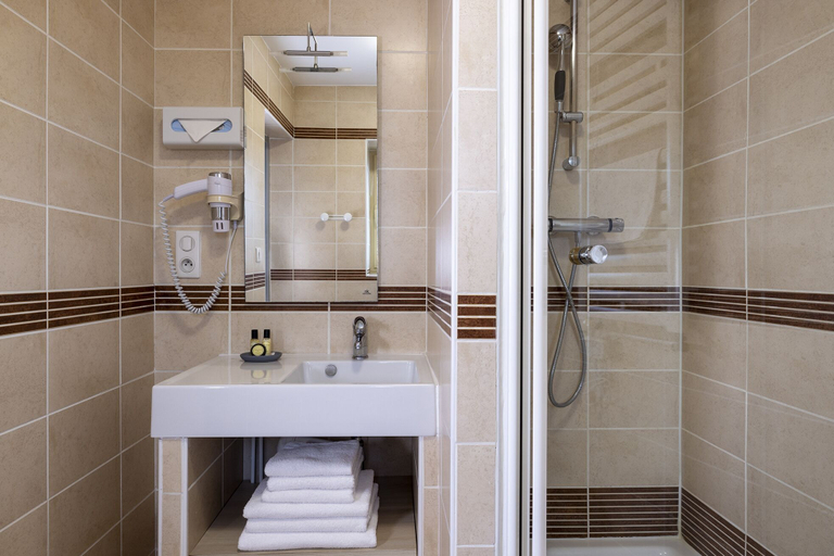 Bathroom 3, Hôtel de Lion sur Mer, Calvados