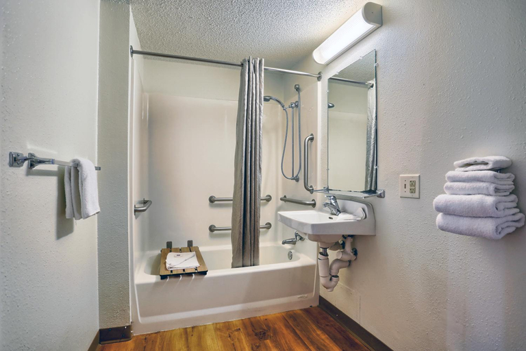 Bathroom 1, Motel 6 Hagerstown, MD, Washington