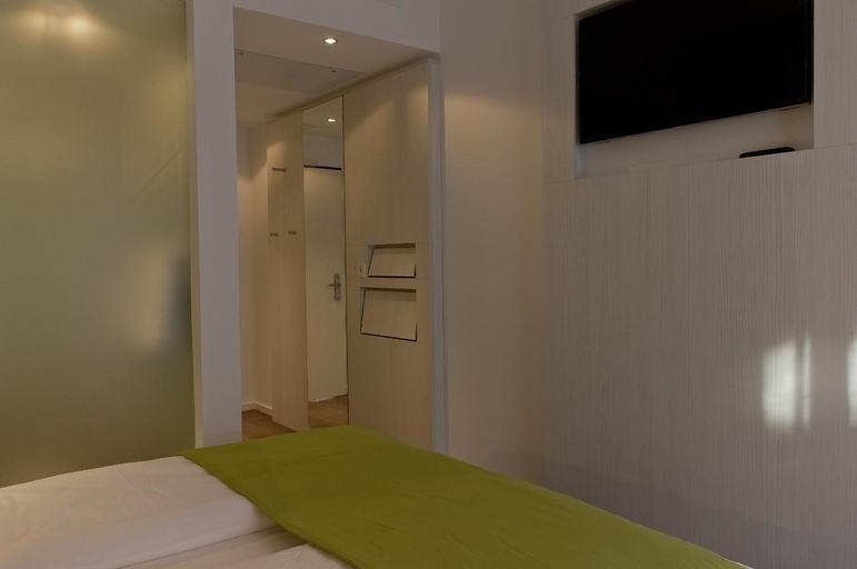 Bedroom 3, Super 8 by Wyndham Munich City North, München