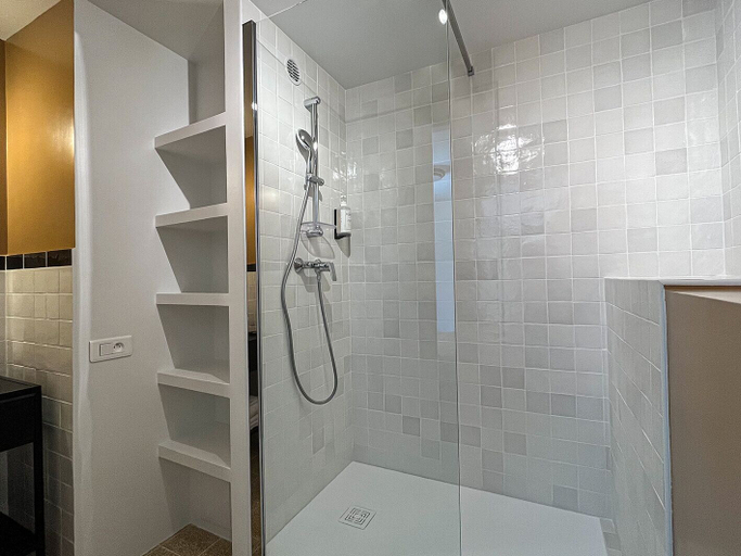 Bathroom, Hôtel du Commerce, Saône-et-Loire