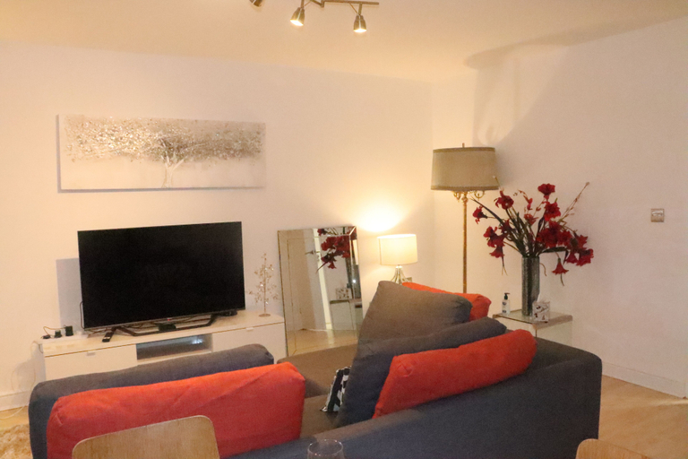Others 5, Skyline Haven Modern 2BR w/ Free Parking & 4kTV, London