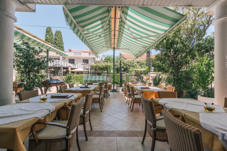 Food & Drinks 5, Villa Royal Apartments