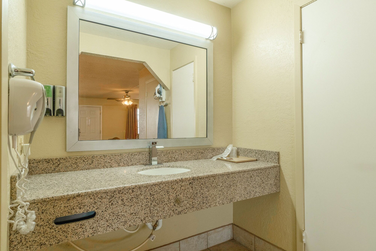 Bathroom 4, Stamford Inn, Haskell