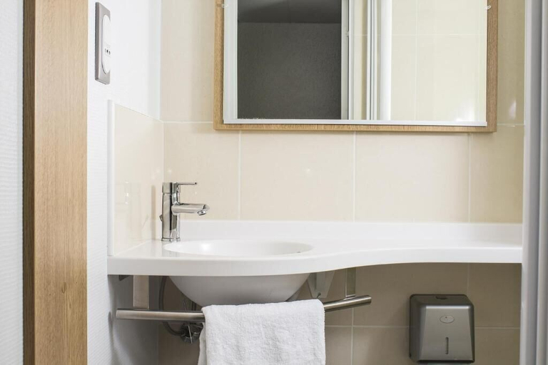 Bathroom 5, Hôtel Inn Design Montluçon, Allier