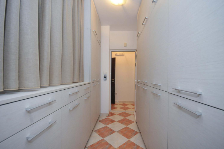 Others 2, D&D Apartments 3