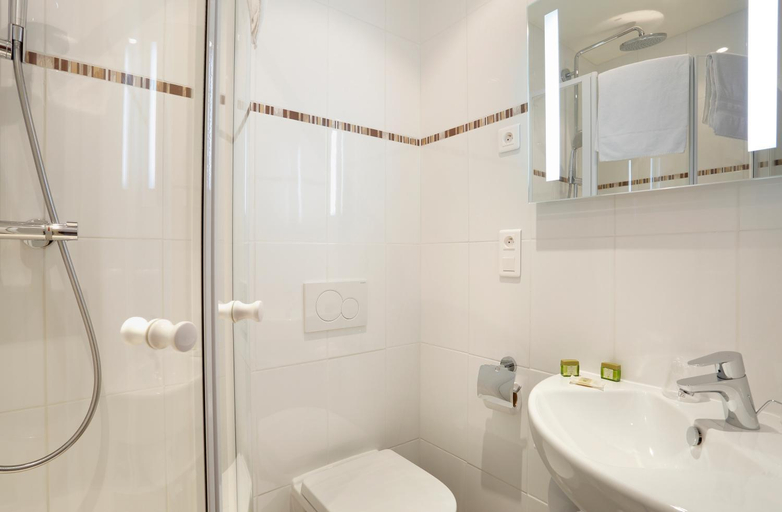 Bathroom 2, HOTEL LES MARRONNIERS, Haute-Savoie