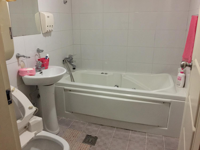 Bathroom 4, K Motel, Buk
