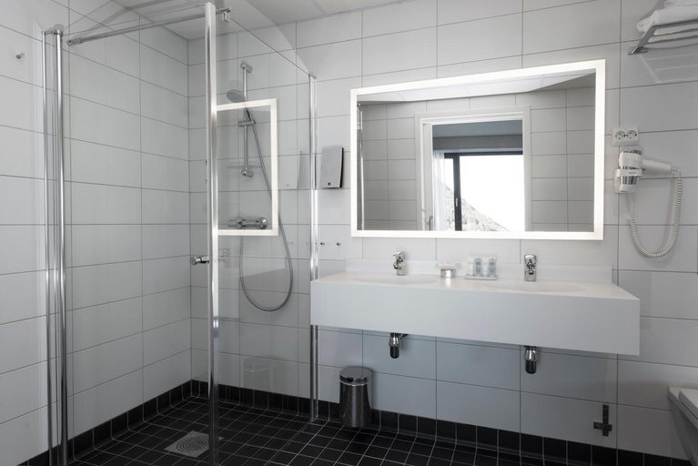 Bathroom 2, Thon Hotel Fosnavåg, Herøy