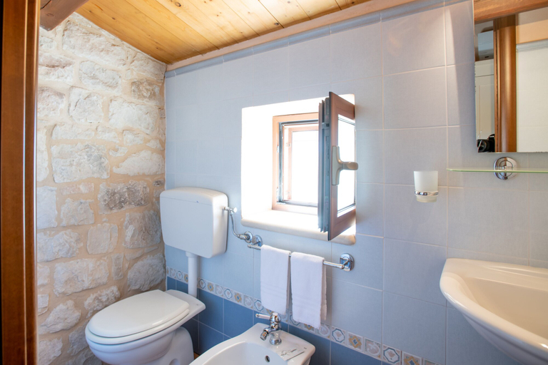 Bathroom 4, Borgo Monachella, Ragusa