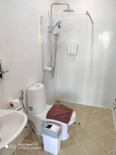 Bathroom 3, Bann Tawan Hostel & Spa, Muang Chiang Rai