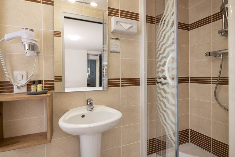 Bathroom 3, Hôtel de Lion sur Mer, Calvados