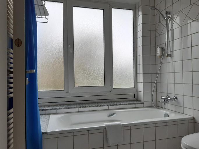 Bathroom 5, Good Morning + Leipzig, Leipzig