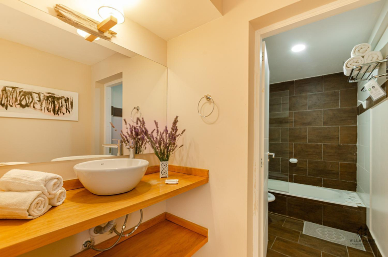 Bathroom 4, Villa Huapi, Pilcaniyeu