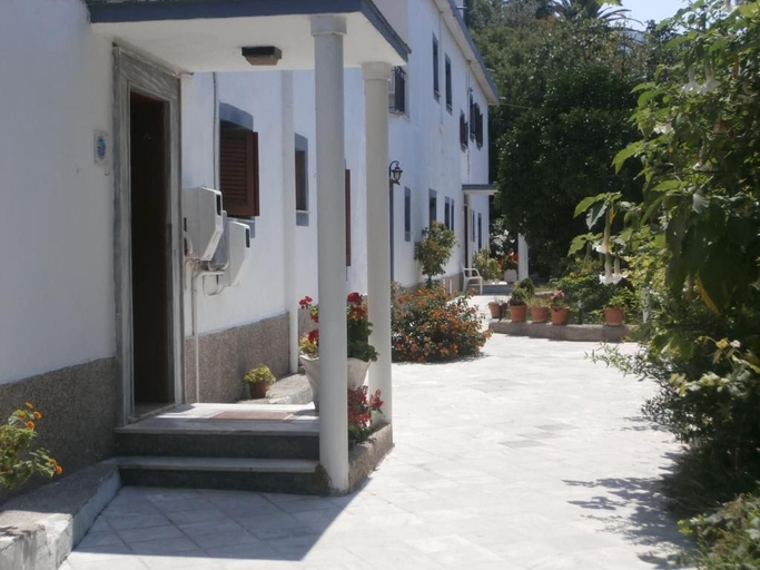 Exterior & Views, Harrys bar & apartments, Ionian Islands
