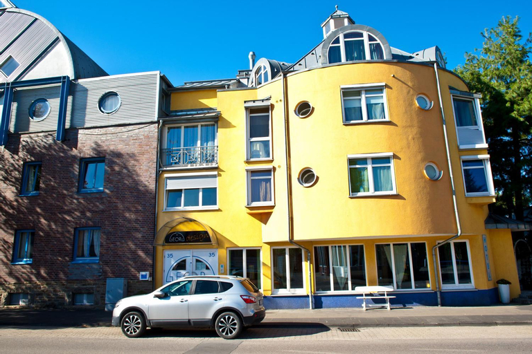 Exterior & Views 29