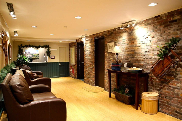 Public Area 3, Northern Lights Lodge, Lamoille